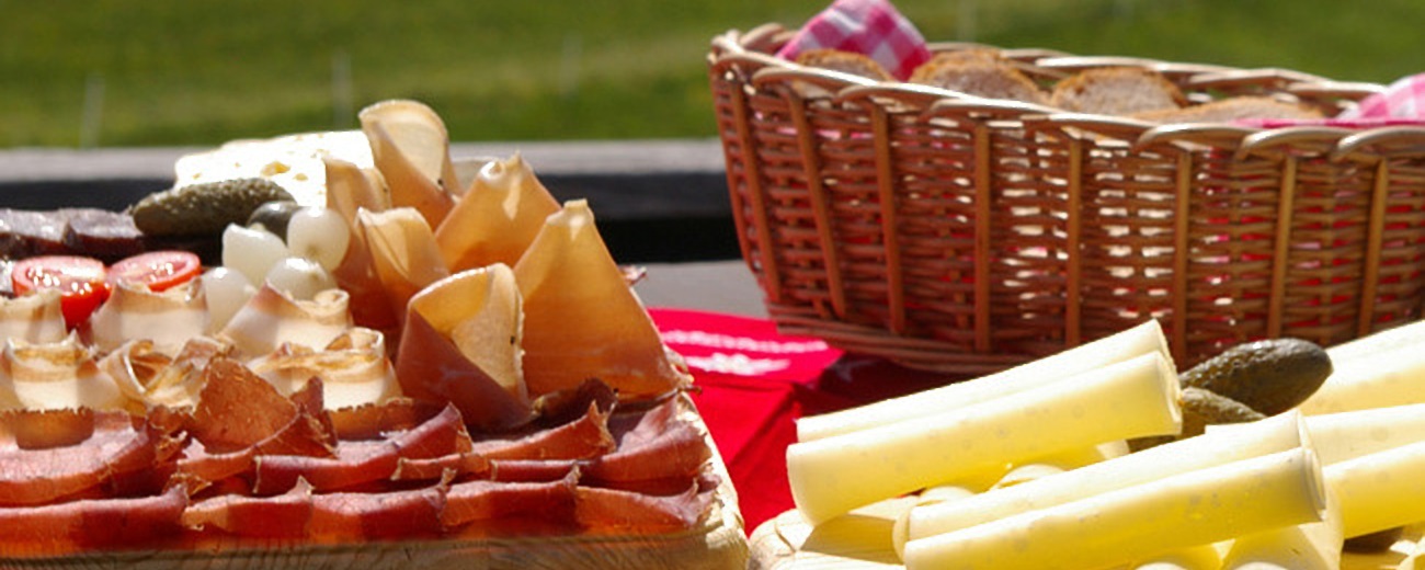 [:bg]Национални швейцарски деликатеси | Ресторант Фондю[:en]National Swiss delicacies | Restaurant Fondue[:]